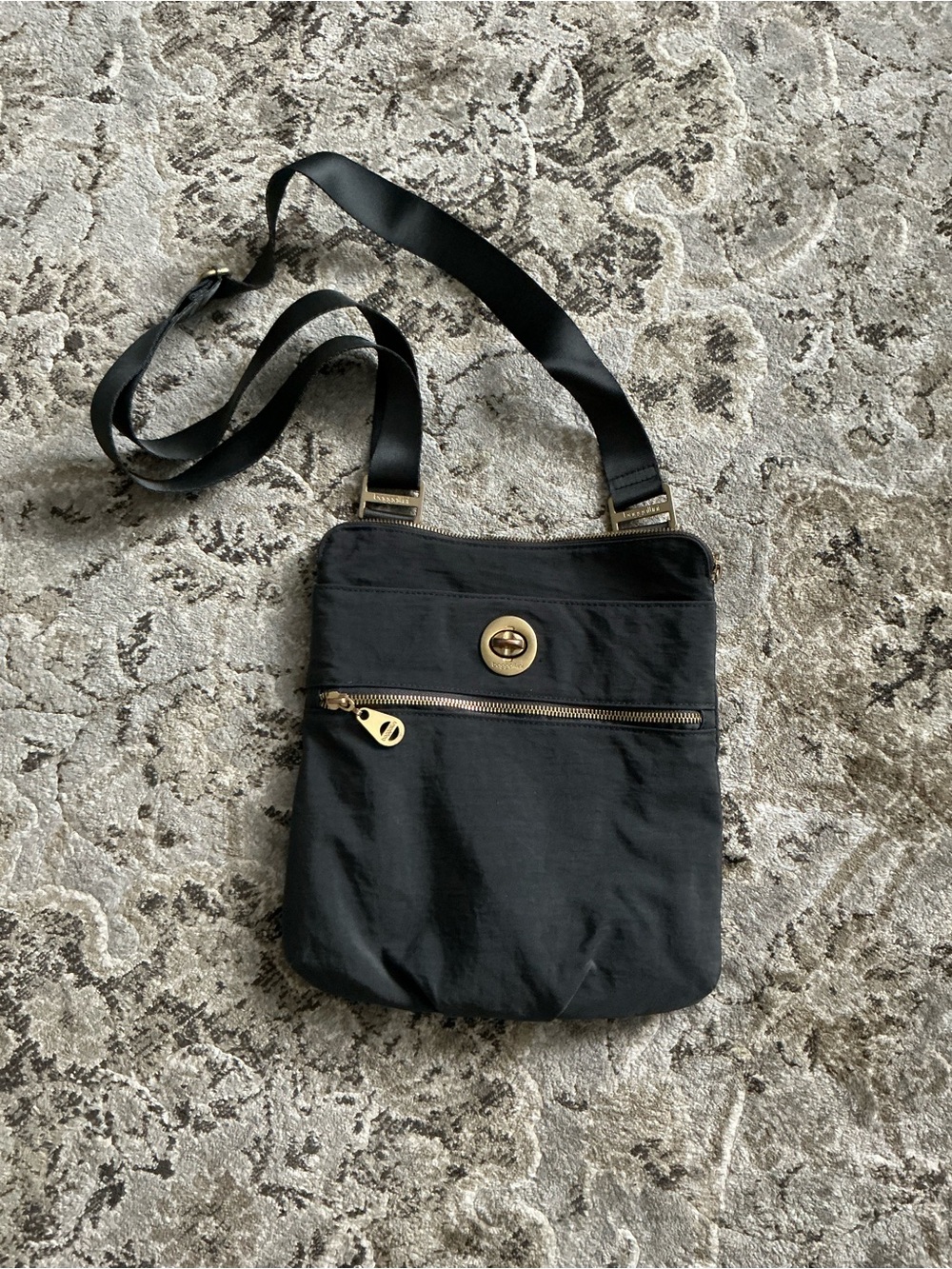 Spacious Crossbody Bag with Gold Hardware 🌟🌟 - Picture 3 of 11